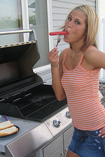 Melissa Midwest Loves Her Hotdogs  1