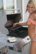 Melissa Midwest Loves Her Hotdogs  3