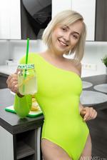 Bernie / Pop of Lime 01
