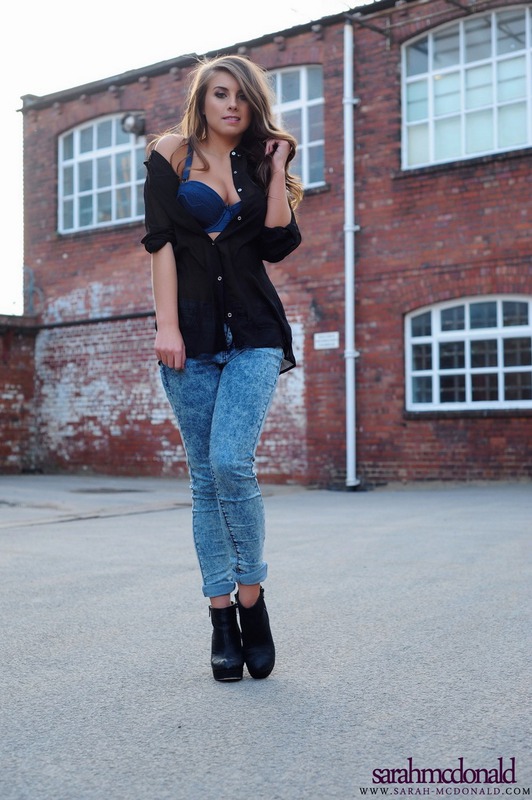 Sarah McDonald Drops Her Tight Jeans 4